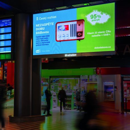 až 100 tisíc cestujících za den