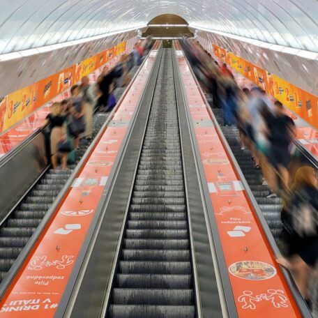 s eskalátory do páru