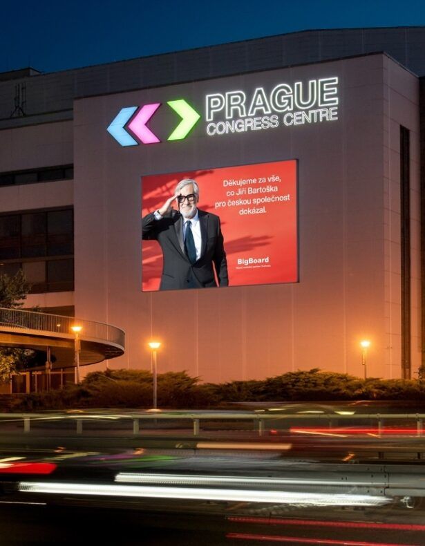 Stovky digitálních ploch v Česku děkují Jiřímu Bartoškovi